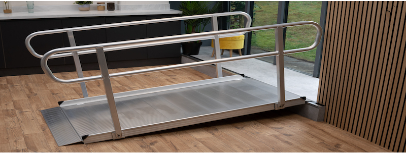 Rampe pour Fauteuil Roulant Tous Temps avec Rampes - Nouveauté Produit