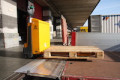 Heavy duty hinged tailboard with pallet truck