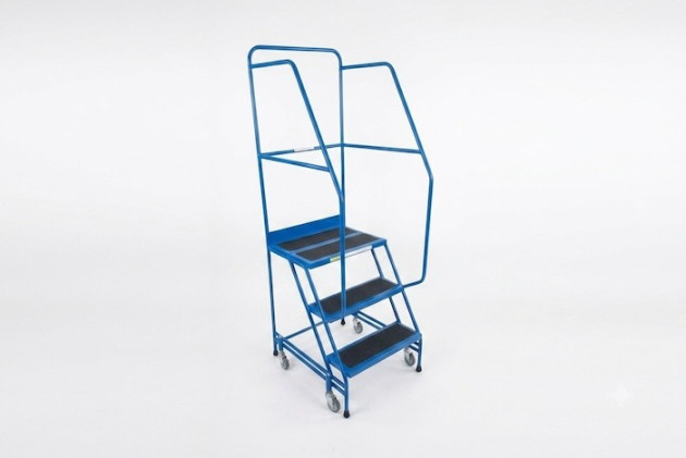 Mobile ladder with two steps and a platform. Black PVC tread surface. Dual handrails. Toe plate. 4 wheels.