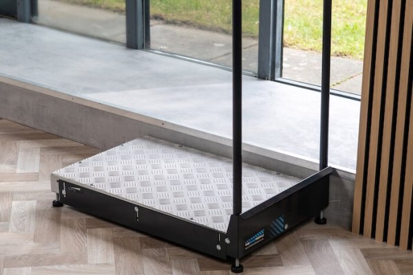 Half step with handrail 