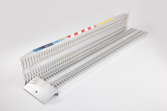 Heavy duty aluminium loading ramp with grip surface