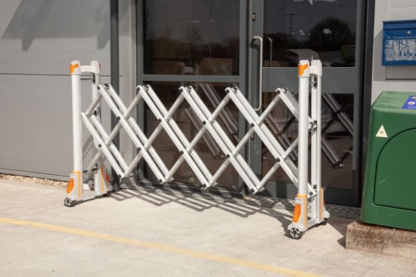 Expandable barrier with reflectors 