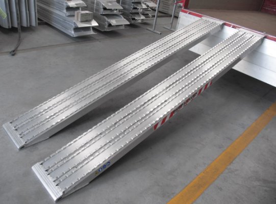 Pair of milled surface aluminium loading ramps 