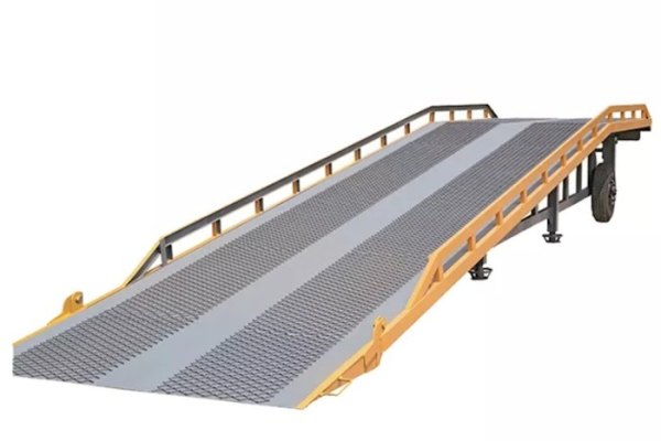 Mobile yard ramp on wheels 