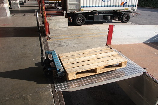 Pallet truck on removable loading bridge 