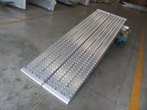Aluminium loading ramps with milled surface 