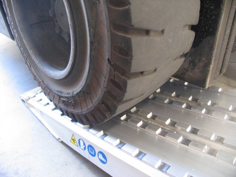 Milled surface on aluminium channel ramps 