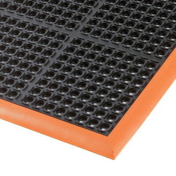 Anti-fatigue mat with bevelled edges