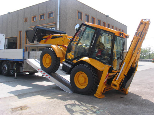 Digger on loading ramps 