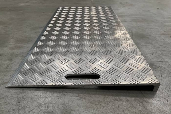 aluminium wedge ramp for kerbs 