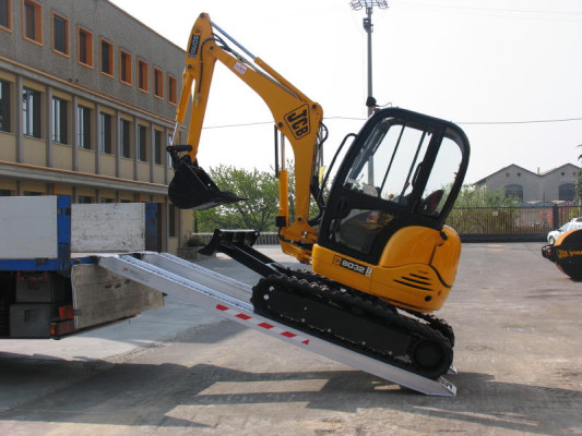Aluminium channel ramps resting on vehicle 