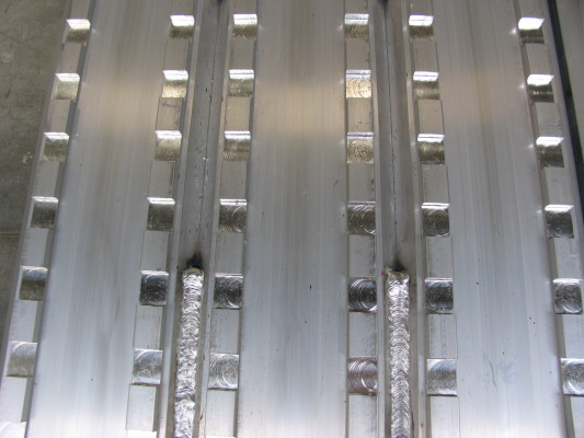 Milled surface loading ramps 