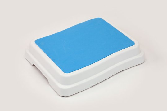 Plastic bath step with non slip blue surface 