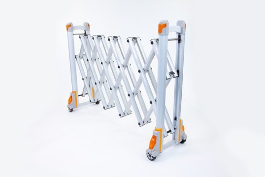 Expandable barrier with reflectors 