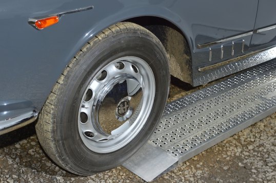 Car loading ramp angled edge 