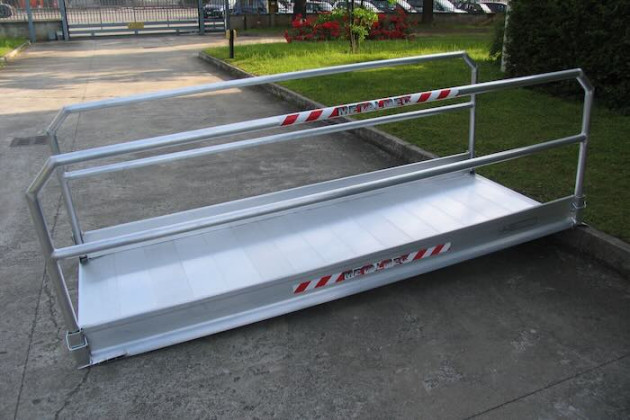 Aluminium access ramp with handrails
