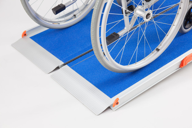 End connection on premium wheelchair ramp