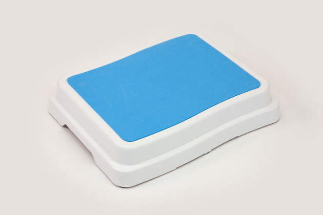 Plastic bath step with non slip blue surface