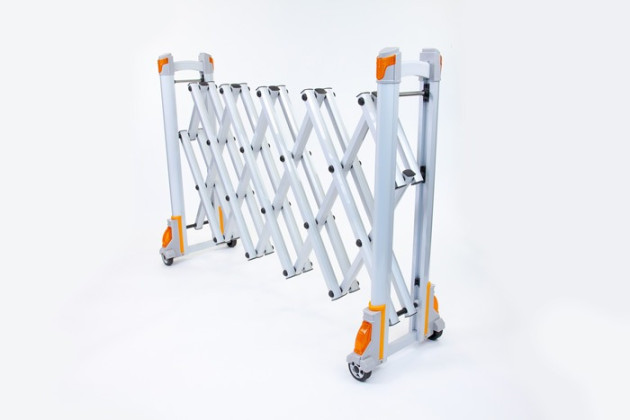 Expandable barrier with reflectors