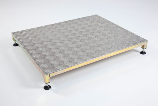 Metal safety step 