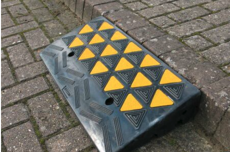 100mm rubber kerb ramp black and yellow