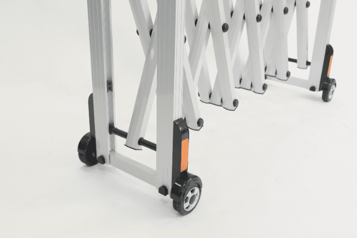 Expandable metal safety barrier on wheels 