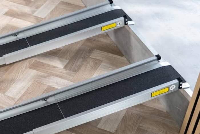 Telescopic ramps resting on a step