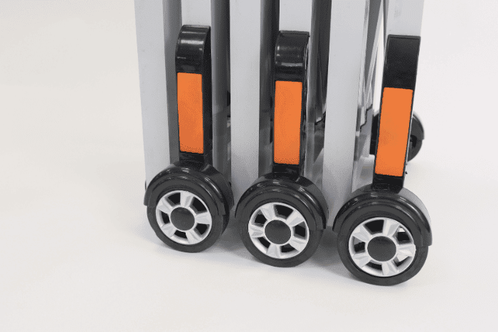 Expandable barrier with wheels Expandable barrier with wheels