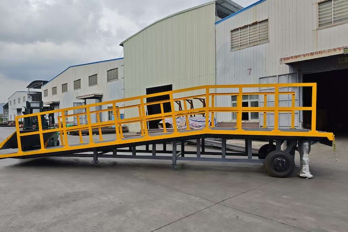 Hydraulic shipping container ramp