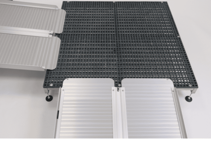 Wheelchair ramp turning platform 