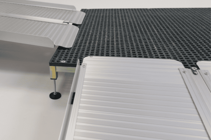 Wheelchair ramp turning platform 