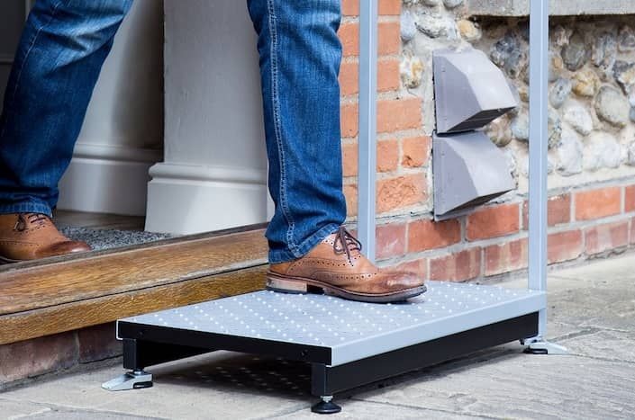 Adjustable mobility step with single handrail