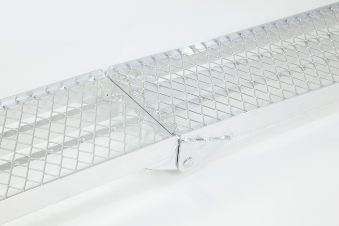 Mesh surface on the aluminium loading ramp