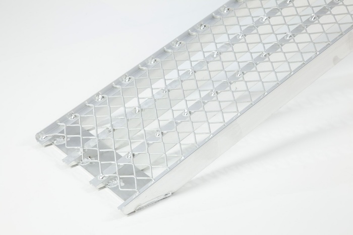 Angled foot of the mesh loading ramp