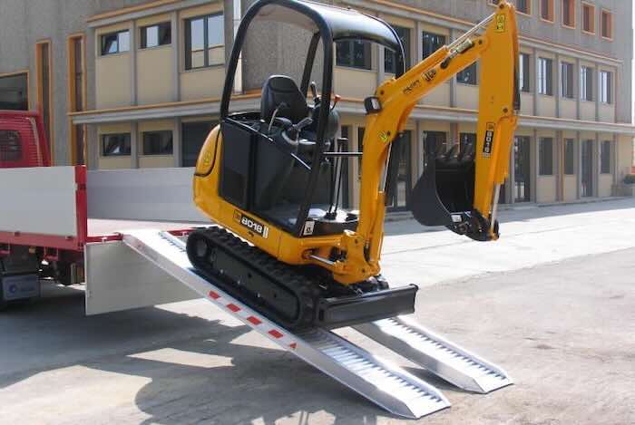 Aluminium loading ramps with angled foot