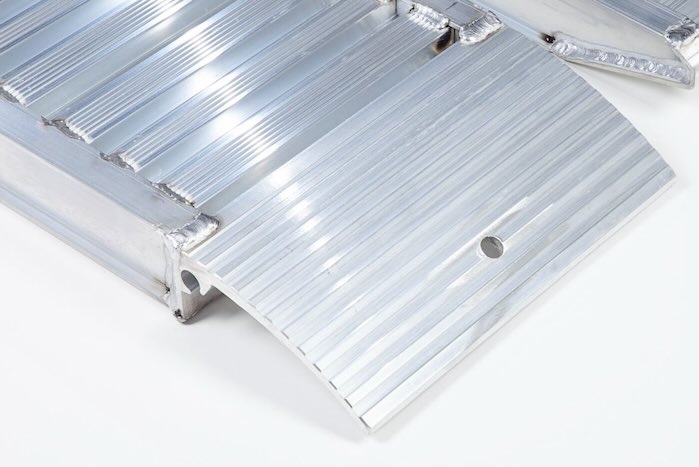 Aluminium loading ramps with rest on connection