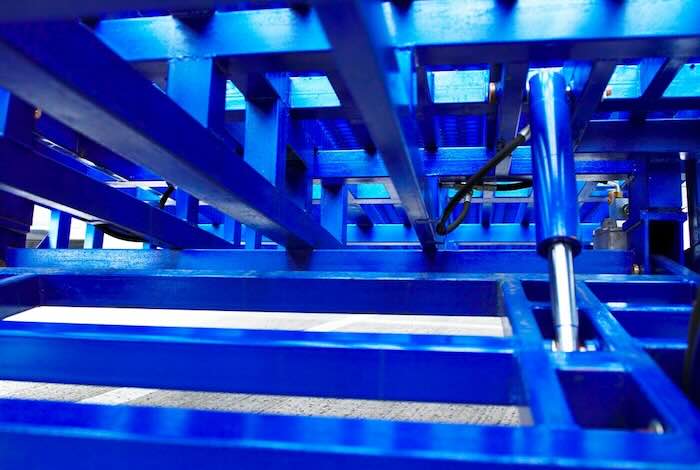 Adjustable yard ramp with hydraulic assist 