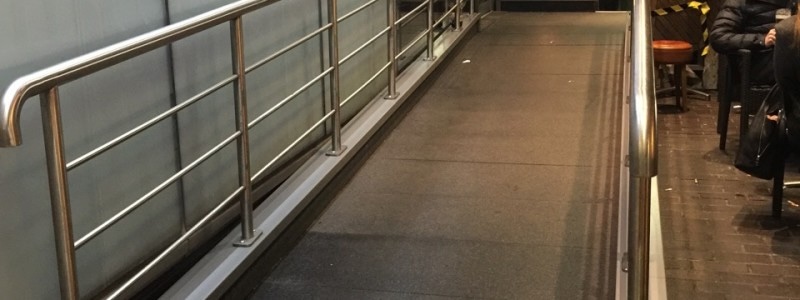 Modular access ramp with handrails 