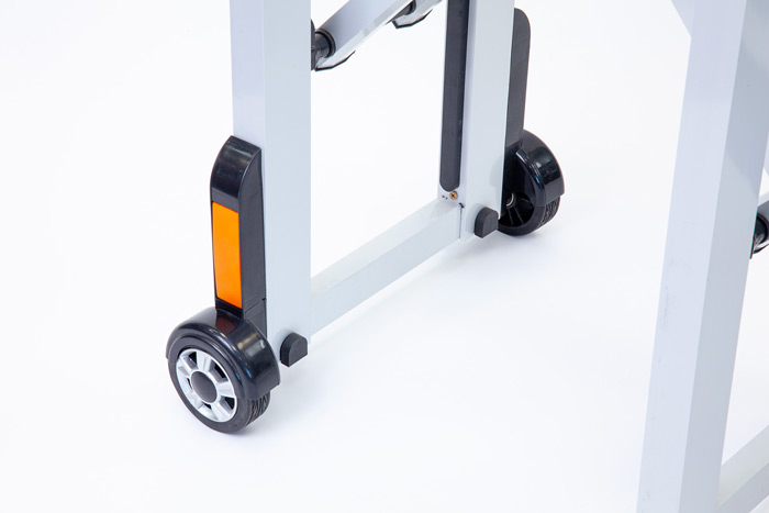 Expandable barrier with wheels 