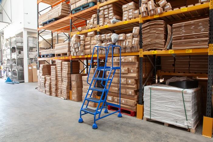 Warehouse ladder with dual handrails Warehouse ladder with dual handrails
