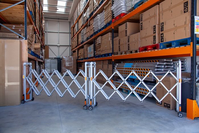 Expandable metal safety barrier on wheels Expandable metal safety barrier on wheels