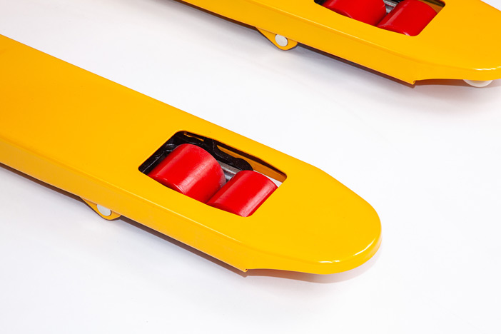 Pallet truck with tandem wheels 