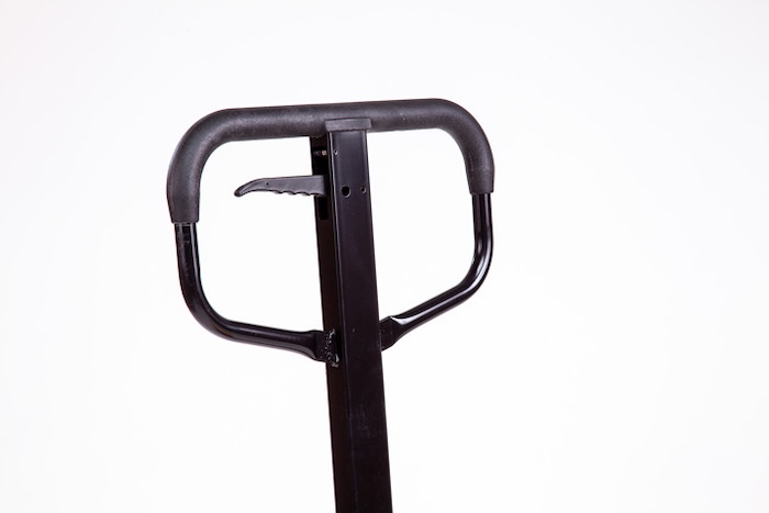 Hand operated pallet truck 
