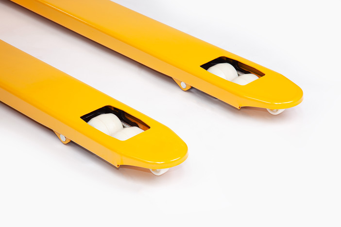 Pallet truck with tandem wheels 