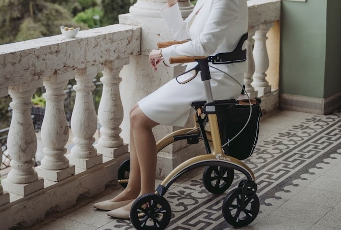 Lady sat on Saljol Carbon Rollator