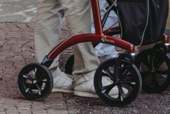 Large front wheels on the rollator