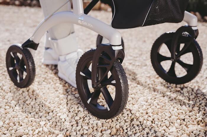 Rollator with large front wheels 