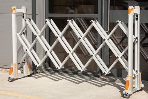 Aluminium safety barrier with reflectors 