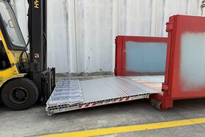 Forklift lifting container ramp 
