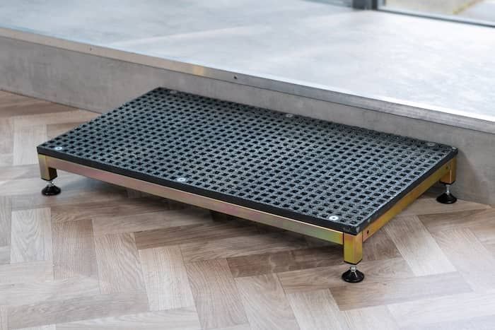 Adjustable half step placed infront of a step Adjustable half step placed infront of a step